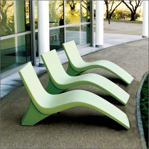 绿色的沙滩椅,造型很优雅